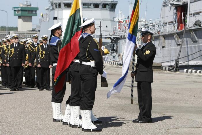 Karinių jūrų pajėgų vadų pasikeitimo ceremonija.