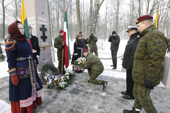 Žuvusiųjų pagerbimas prie paminklo 1923 metų sukilimo dalyviams 