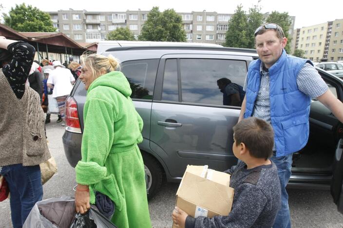 Klaipėdiečiai sunkiai besiverčiantiems dovanojo daiktus