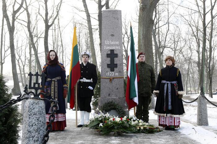 Žuvusiųjų pagerbimas prie paminklo 1923 metų sukilimo dalyviams 