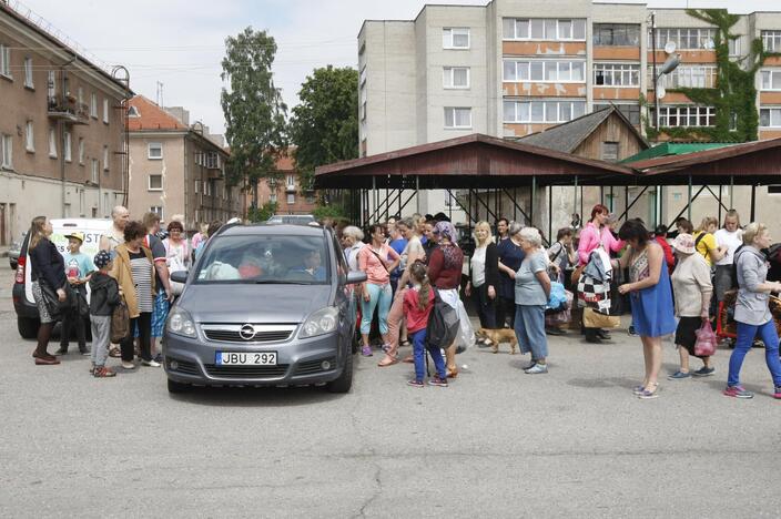 Klaipėdiečiai sunkiai besiverčiantiems dovanojo daiktus