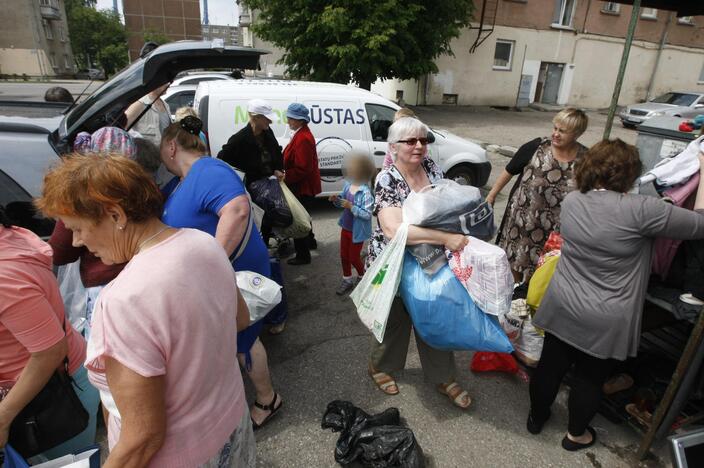 Klaipėdiečiai sunkiai besiverčiantiems dovanojo daiktus