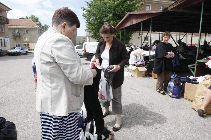 Klaipėdiečiai sunkiai besiverčiantiems dovanojo daiktus