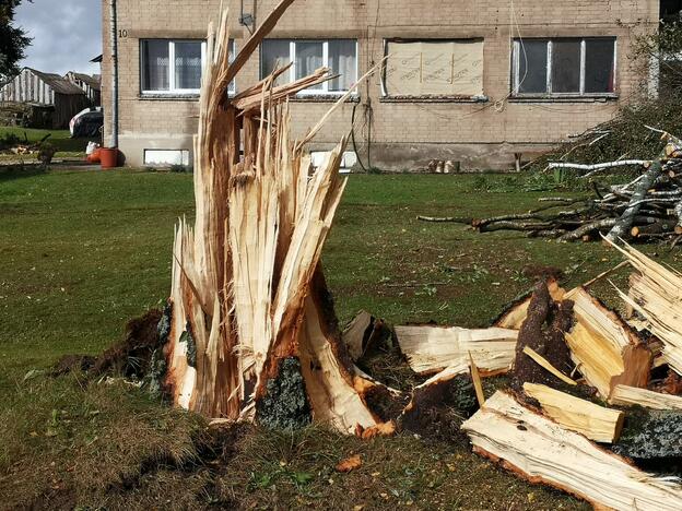 Viesulas pajūryje griovė stogus, lietus skandino gatves