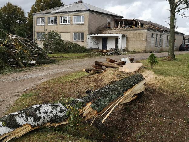 Viesulas pajūryje griovė stogus, lietus skandino gatves