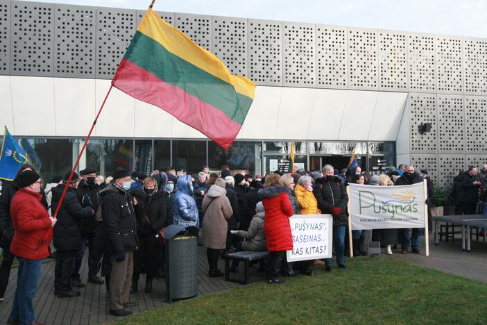 Palangoje – protestas prieš „Pušyno“ ir baseino privatizavimą: žmonės piktinosi A. Bilotaite