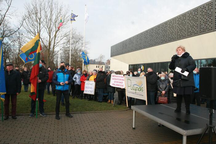 Palangoje – protestas prieš „Pušyno“ ir baseino privatizavimą: žmonės piktinosi A. Bilotaite