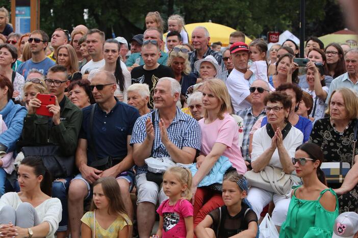 Uostamiestis skendi muzikos ir šokių garsuose