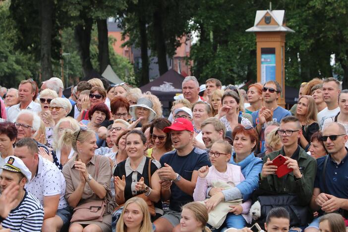 Uostamiestis skendi muzikos ir šokių garsuose