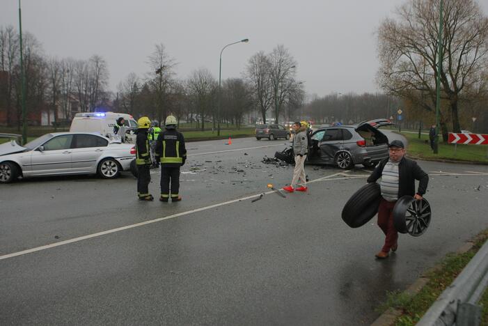 Mokyklos gatvėje – skaudi BMW ir „Honda“ avarija: automobiliai sumaitoti, trys žmonės ligoninėje