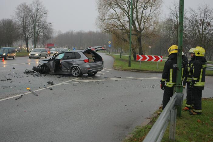 Mokyklos gatvėje – skaudi BMW ir „Honda“ avarija: automobiliai sumaitoti, trys žmonės ligoninėje