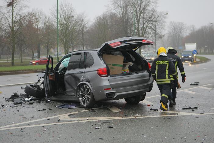 Mokyklos gatvėje – skaudi BMW ir „Honda“ avarija: automobiliai sumaitoti, trys žmonės ligoninėje