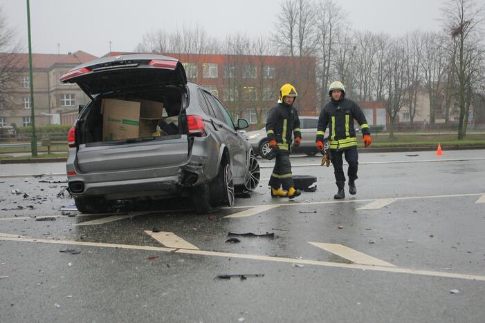 Mokyklos gatvėje – skaudi BMW ir „Honda“ avarija: automobiliai sumaitoti, trys žmonės ligoninėje