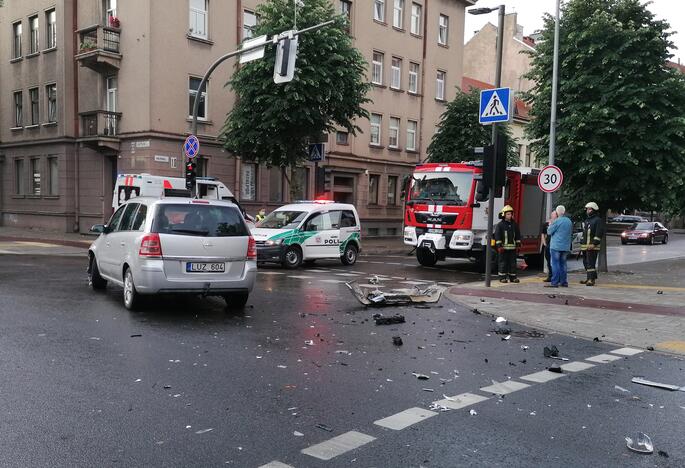 Rytinė „Opel“ ir troleibuso avarija Kauno centre