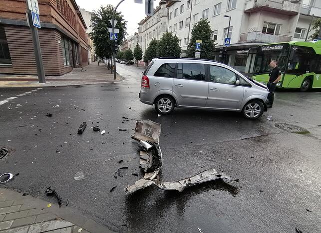 Rytinė „Opel“ ir troleibuso avarija Kauno centre