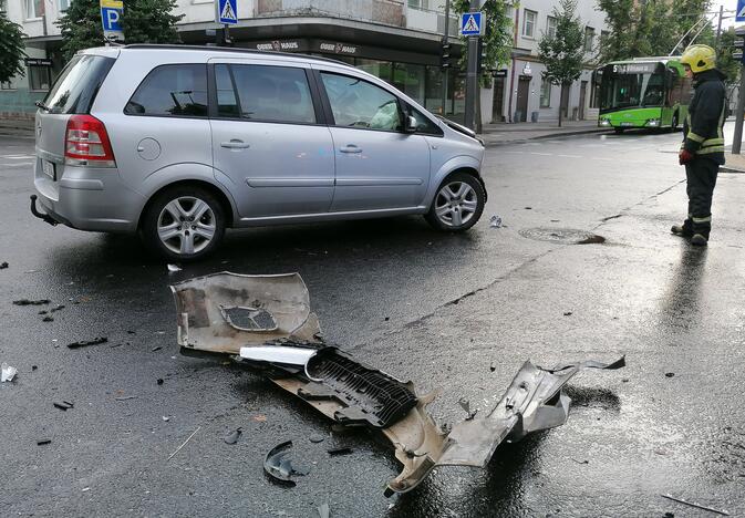 Rytinė „Opel“ ir troleibuso avarija Kauno centre