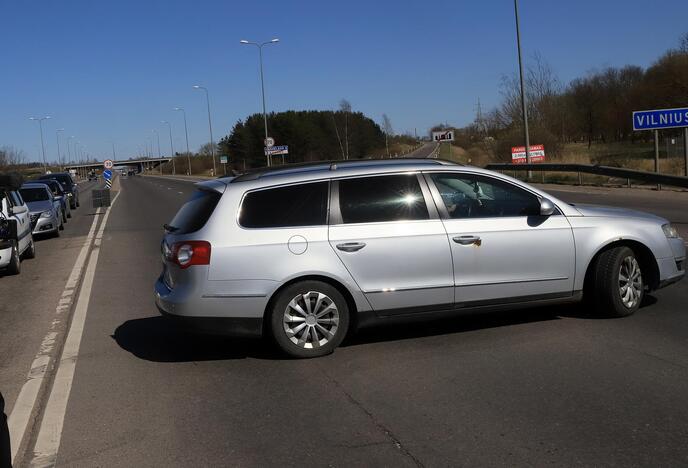 Automobilių patikra prie įvažiavimo į Kauną