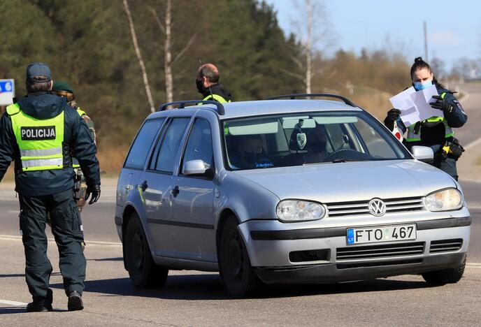 Automobilių patikra prie įvažiavimo į Kauną