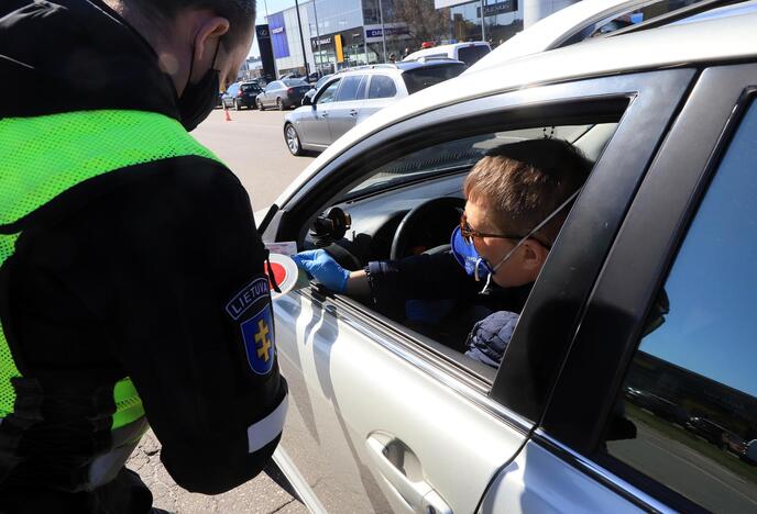 Automobilių patikra prie įvažiavimo į Kauną