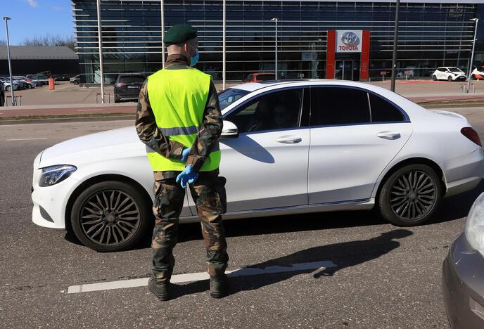 Automobilių patikra prie įvažiavimo į Kauną