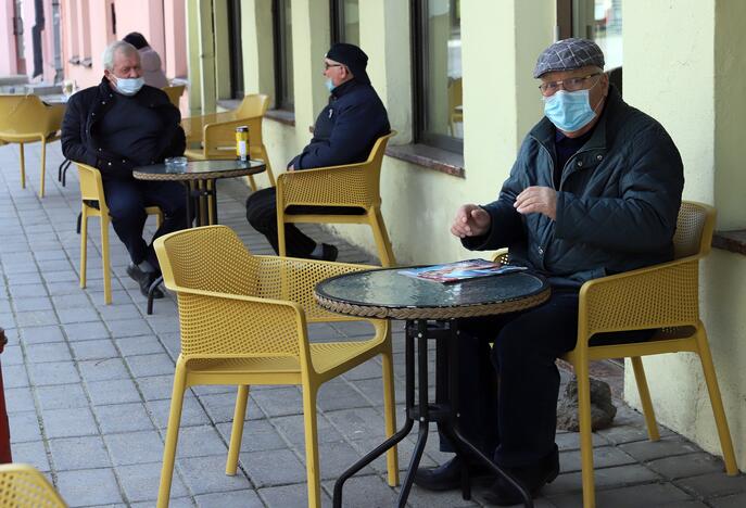 Karantinas tirpsta lauko kavinėse