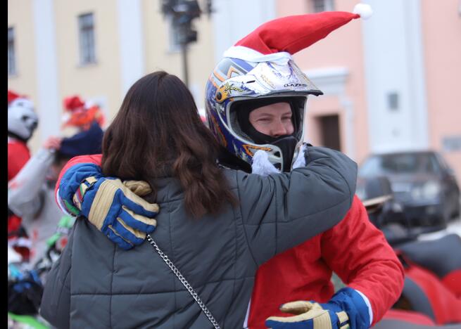 Kauno gatvėse pasklido ratuoti Kalėdų Seneliai 