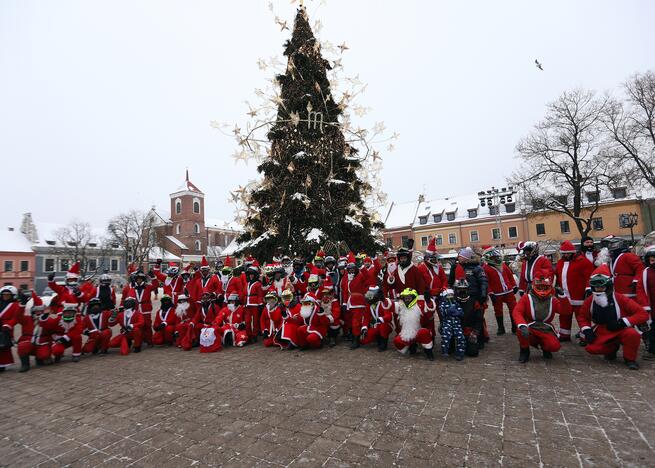 Kauno gatvėse pasklido ratuoti Kalėdų Seneliai 