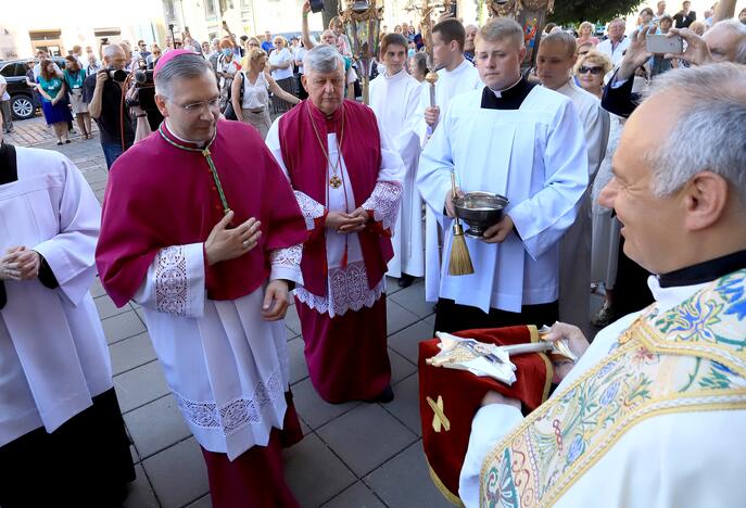 Arkivyskupas K. Kėvalas įžengė į Kauno arkikatedrą