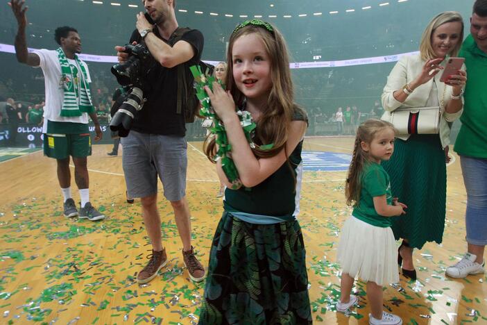 LKL Čempionai švenčia triuškinančią pergalę.