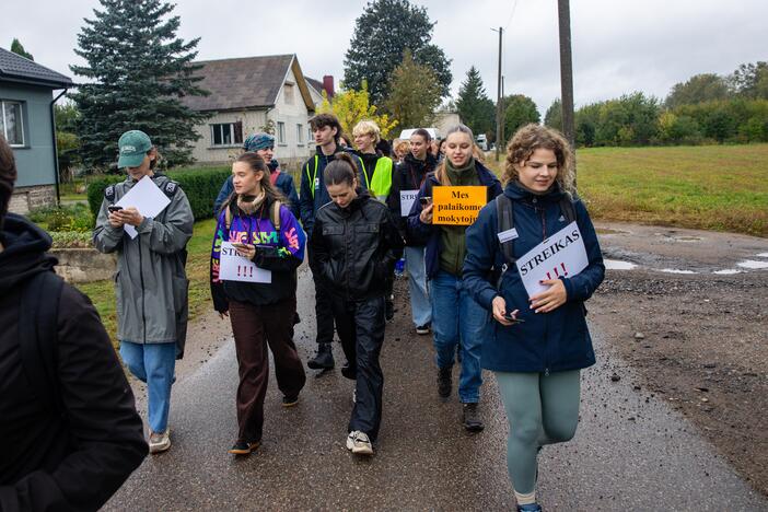 Mokytojų protesto eisena pėsčiomis iš Klaipėdos į Vilnių