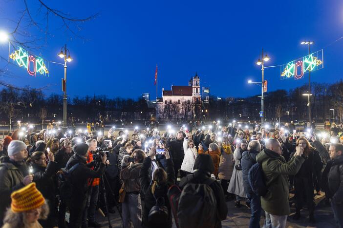 Žmonės rinkosi prie KGB muziejaus pagerbti A. Navalno