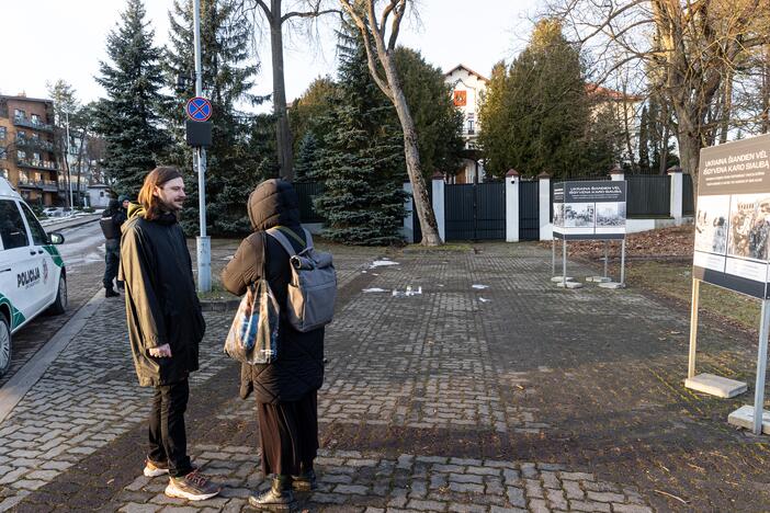 Prie Rusijos ambasados uždegtos A. Navalnui atminti skirtos žvakės