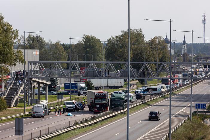 Žiauri avarija ties Vieviu: susidūrė du vilkikai, vienas jų užmušė kelininką