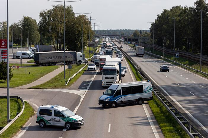 Žiauri avarija ties Vieviu: susidūrė du vilkikai, vienas jų užmušė kelininką