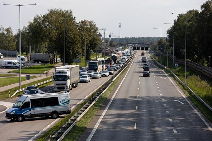 Žiauri avarija ties Vieviu: susidūrė du vilkikai, vienas jų užmušė kelininką