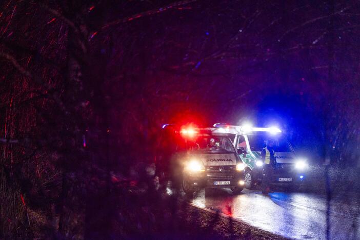 Anykščiuose apvirtus automobiliui, teko vaduoti jame prispaustą moterį