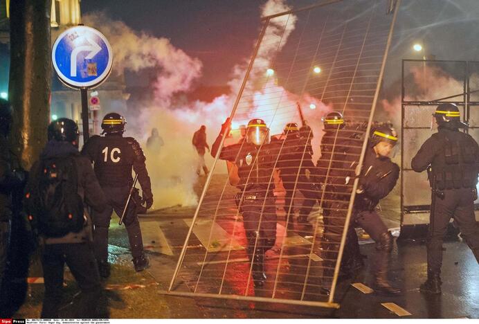 Keli tūkstančiai žmonių sekmadienį žygiavo Paryžiaus gatvėmis, dalyvaudami „Pykčio dienos“ protestuose prieš prezidentą Francois Hollande'ą, o šios eitynės baigėsi susirėmimais su policija.