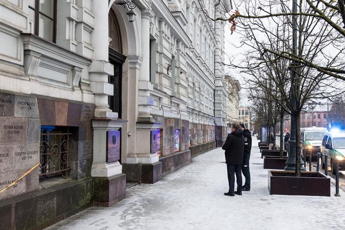 Vilniuje išdaužyti teismo durų stiklai