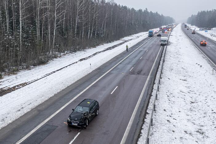 A2 kelyje susidūrė trys automobiliai ir trys vilkikai