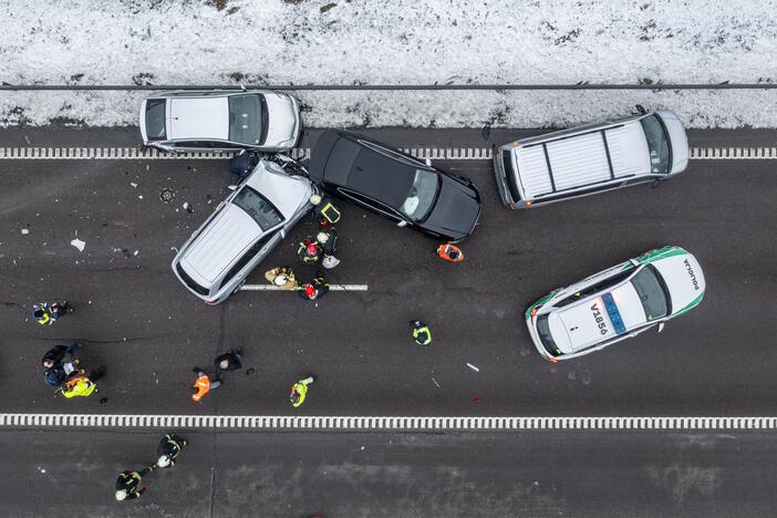 A2 kelyje susidūrė trys automobiliai ir trys vilkikai