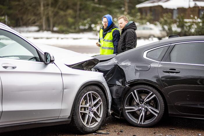 A2 kelyje susidūrė trys automobiliai ir trys vilkikai