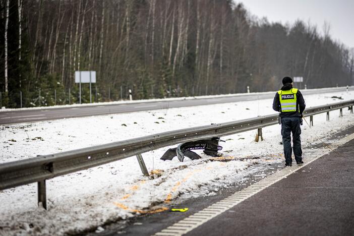 A2 kelyje susidūrė trys automobiliai ir trys vilkikai