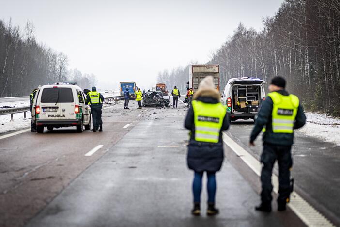 A2 kelyje susidūrė trys automobiliai ir trys vilkikai