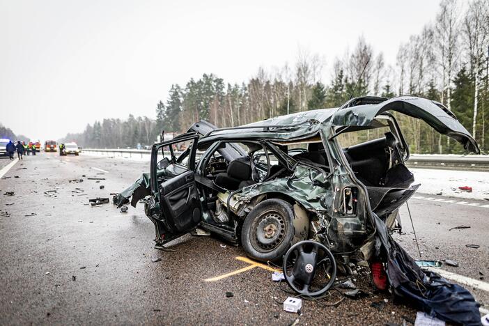 A2 kelyje susidūrė trys automobiliai ir trys vilkikai