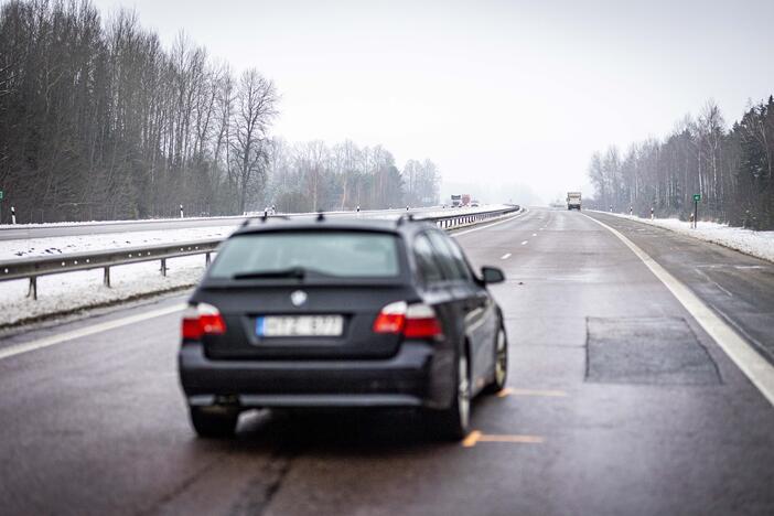 A2 kelyje susidūrė trys automobiliai ir trys vilkikai