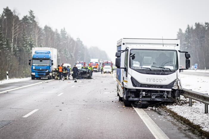 A2 kelyje susidūrė trys automobiliai ir trys vilkikai