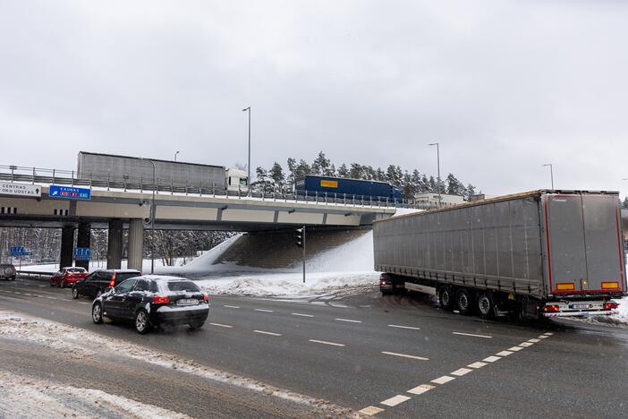 Kirtimų gatvėje – vilkikų spūstis