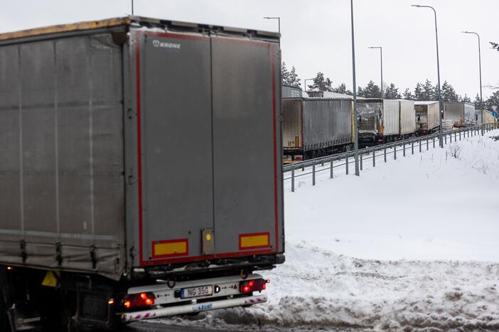 Kirtimų gatvėje – vilkikų spūstis