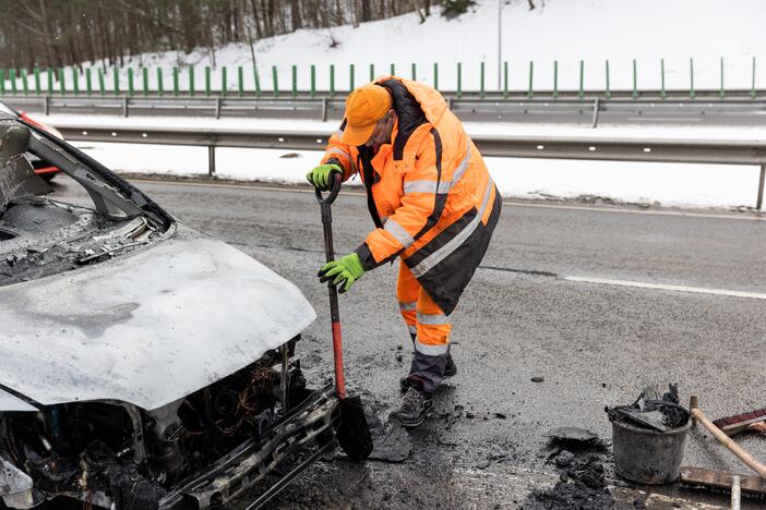 Vilniuje kelionės metu užsidegė automobilis