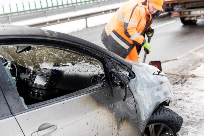 Vilniuje kelionės metu užsidegė automobilis